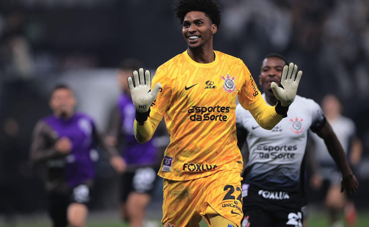 Goleiro Hugo Souza garante vaga na Sul-Americana e salva temporada do Corinthians.