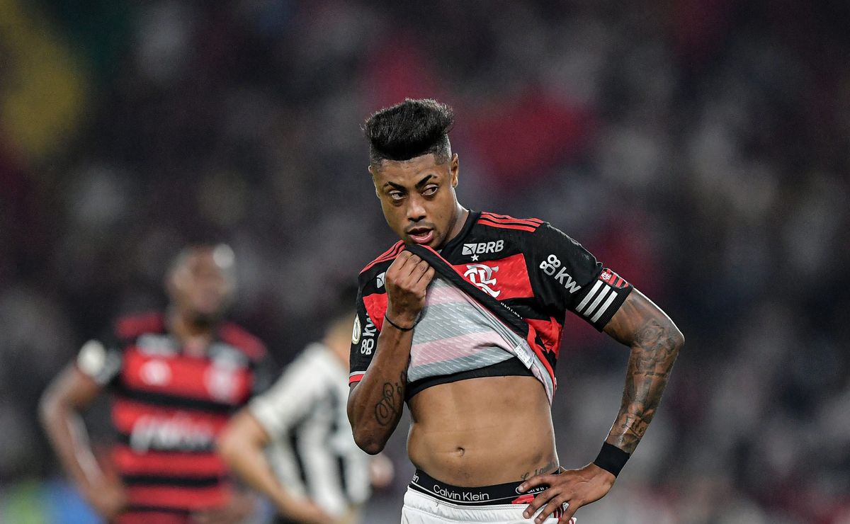 Flamengo encara desafio de três competições em um mês agitado no futebol.