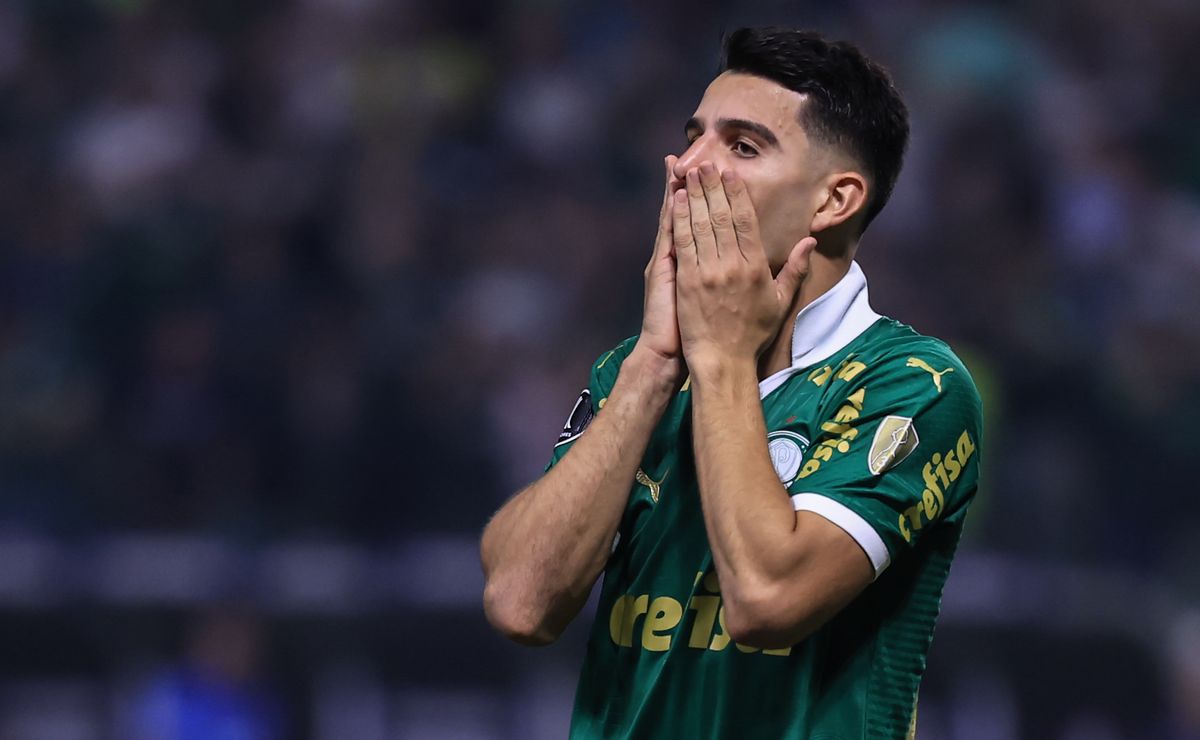 Eliminação do Palmeiras na Libertadores destaca perda de valor após derrota.