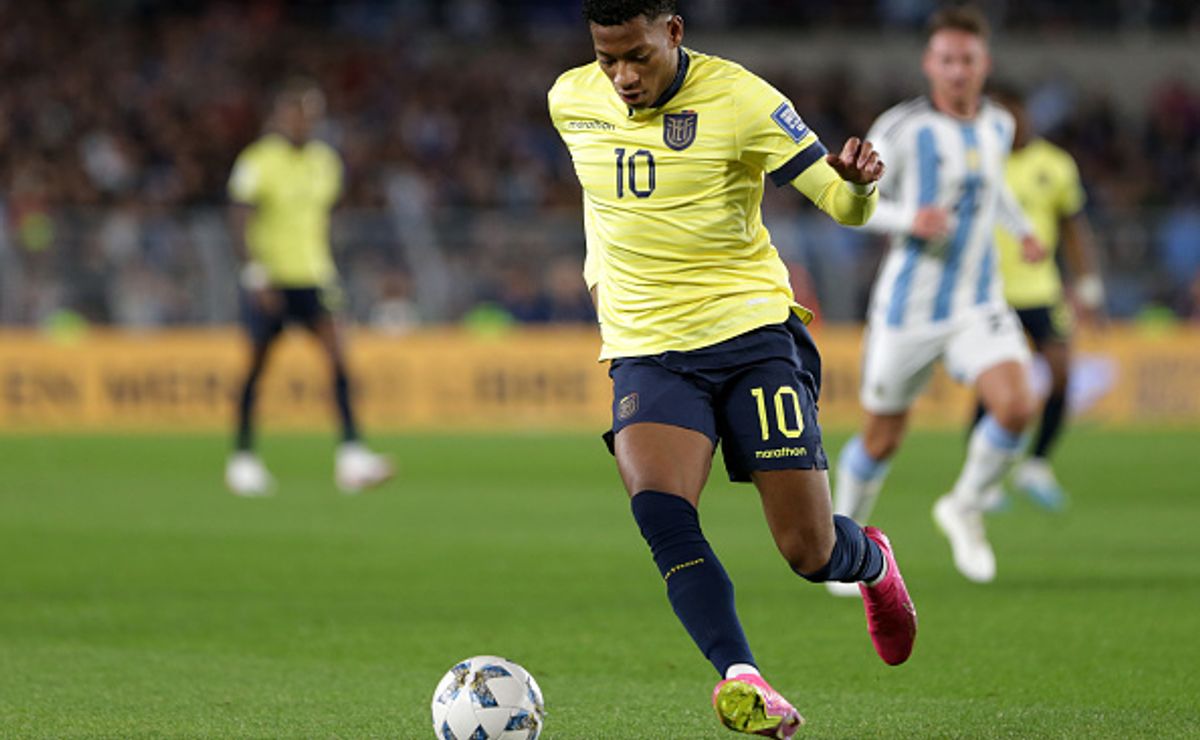 Flamengo próximo de fechar contratação de atacante equatoriano como reforço ofensivo