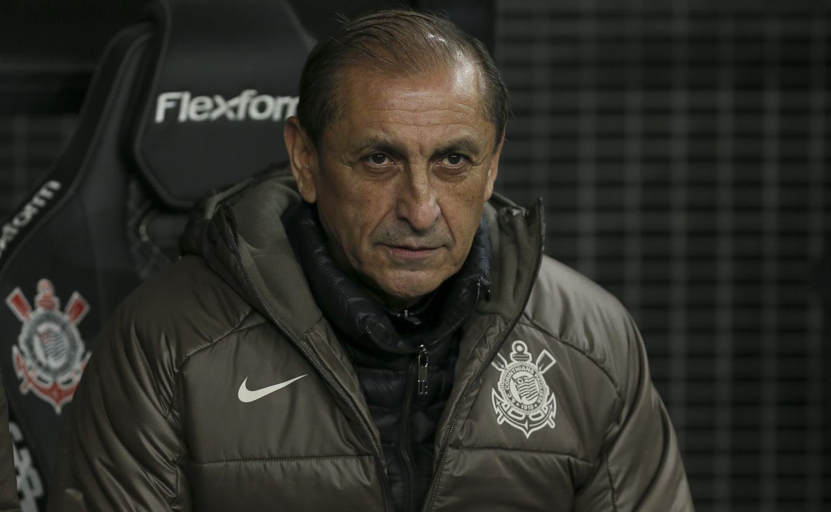 Augusto Melo pressiona Ramon Díaz para vitória crucial contra o Flamengo