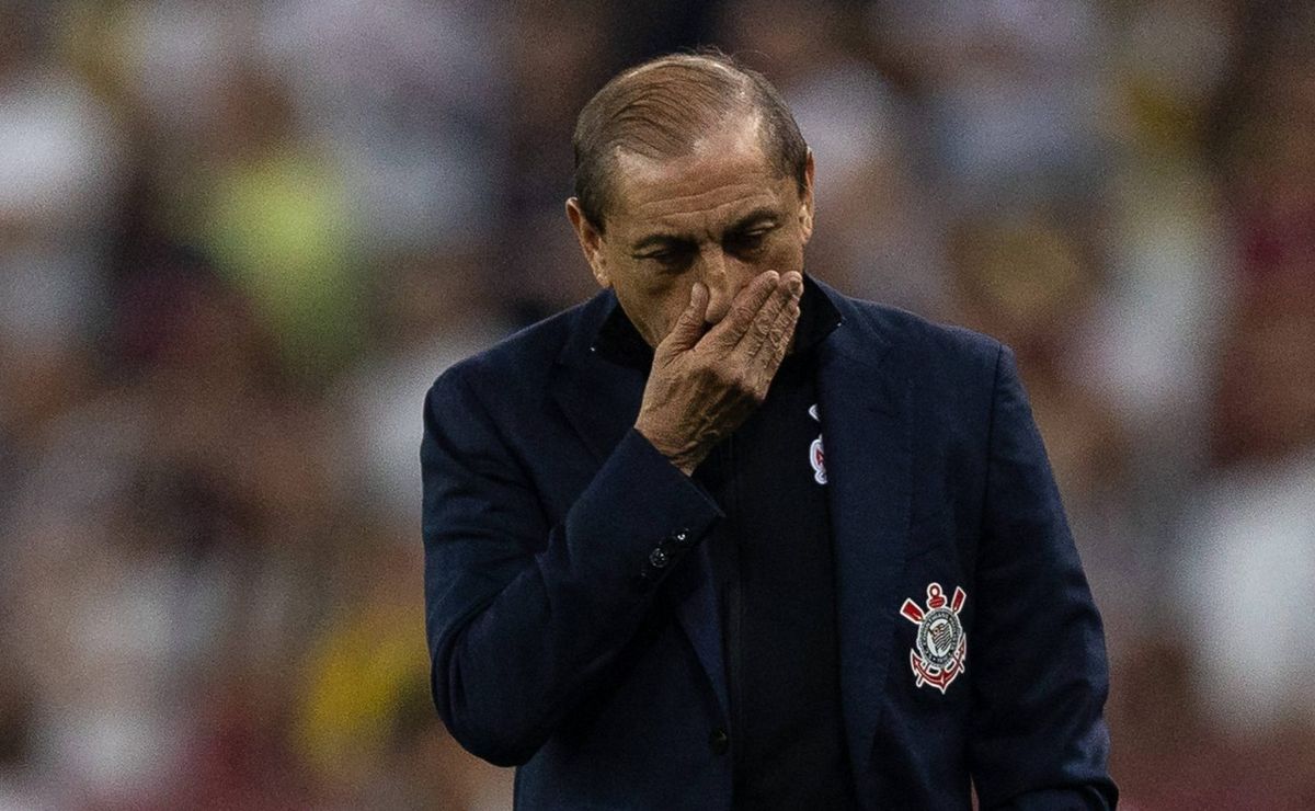 Ramón Díaz lamenta derrota do Corinthians e foca confronto decisivo contra Flamengo.