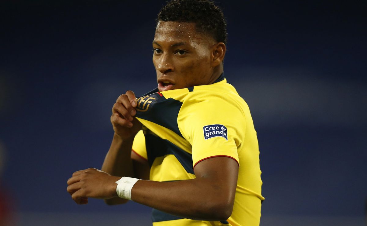 Flamengo pretende encerrar mercado com contratação de Danilo para reforçar equipe.