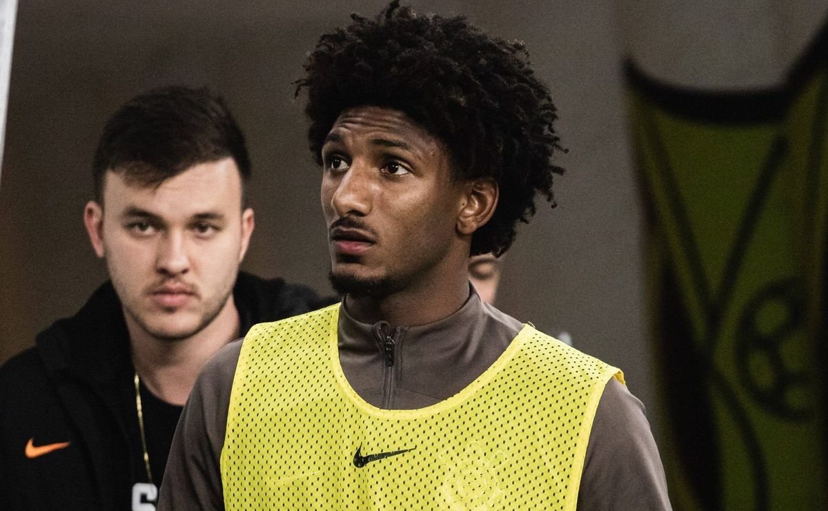 Talles Magno sai de campo lesionado, mas tranquiliza torcida do Corinthians.