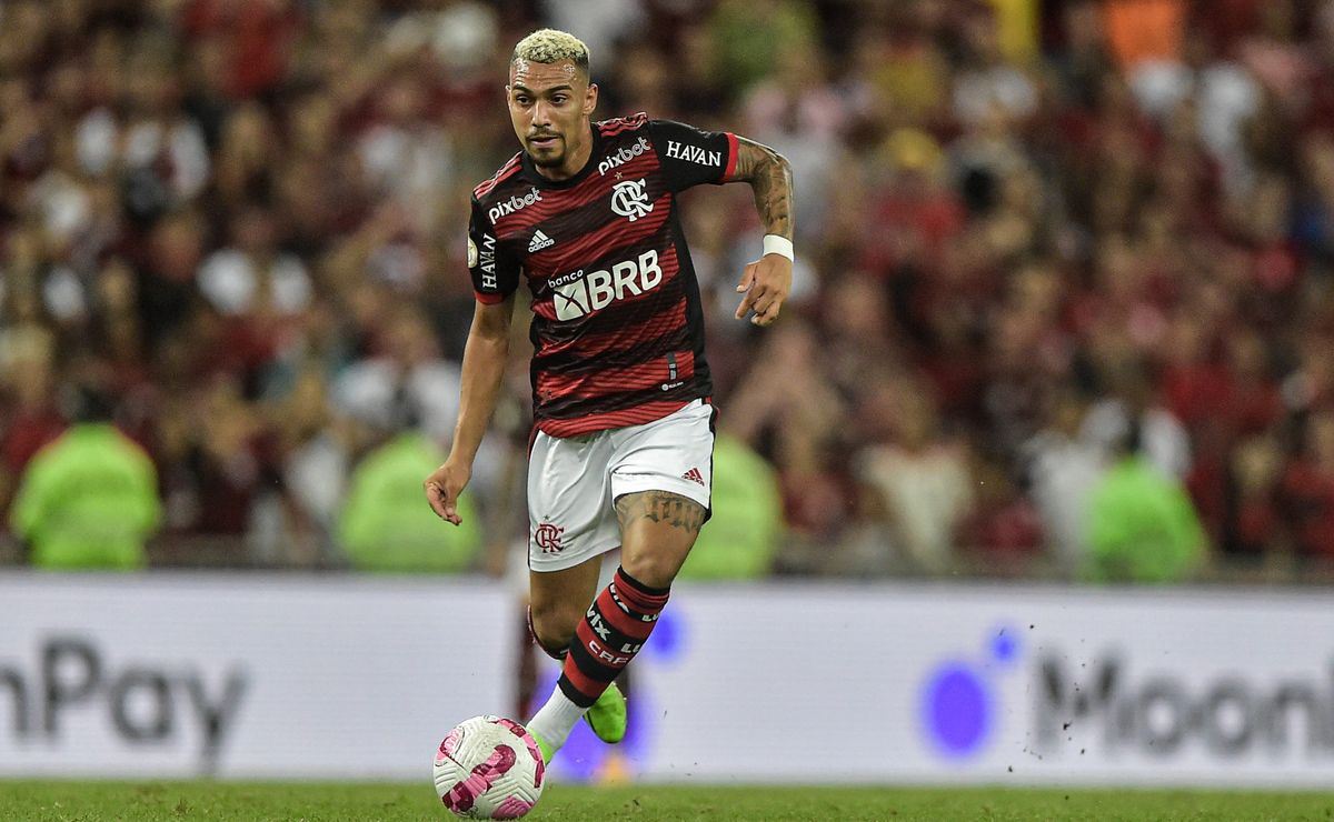 Flamengo ativa cláusula por atraso e Corinthians tem prejuízo milionário com Matheuzinho