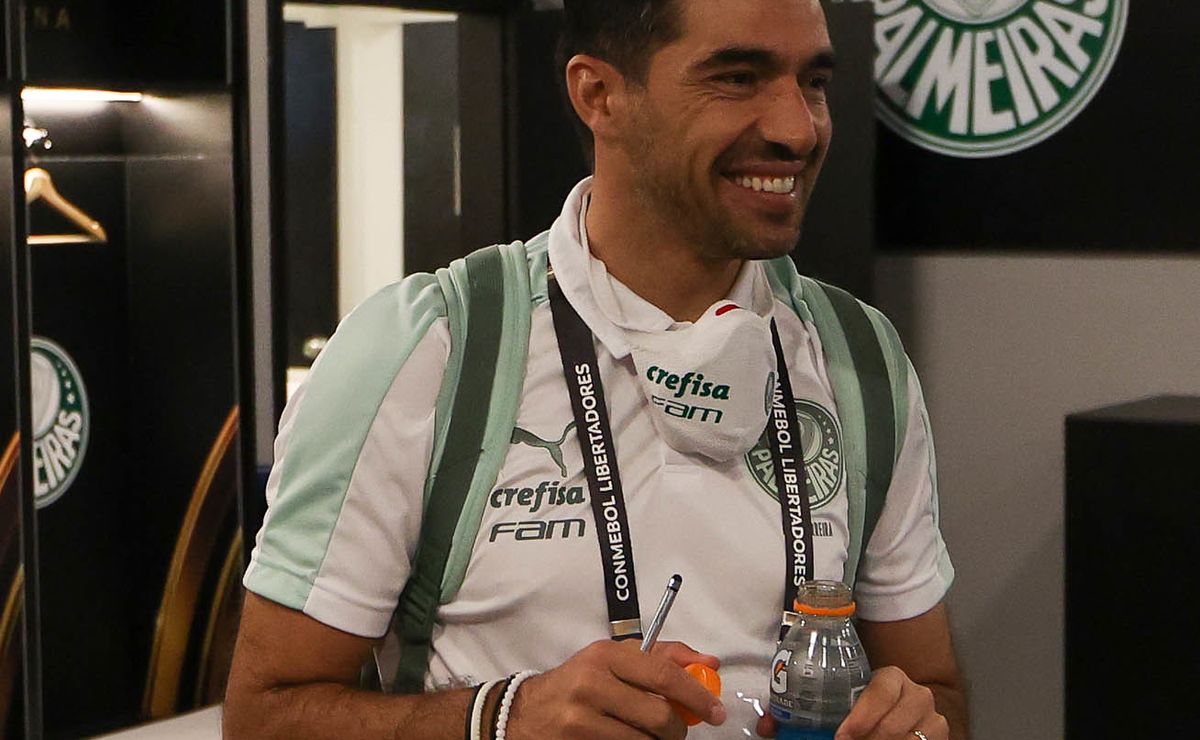 Palmeiras ironiza Corinthians por receber camisa verde da NFL após vitória.