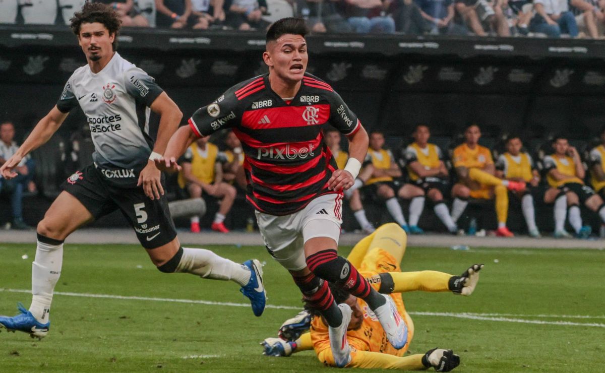 Alcaraz é denunciado no STJD por confusão no jogo entre Corinthians e Flamengo