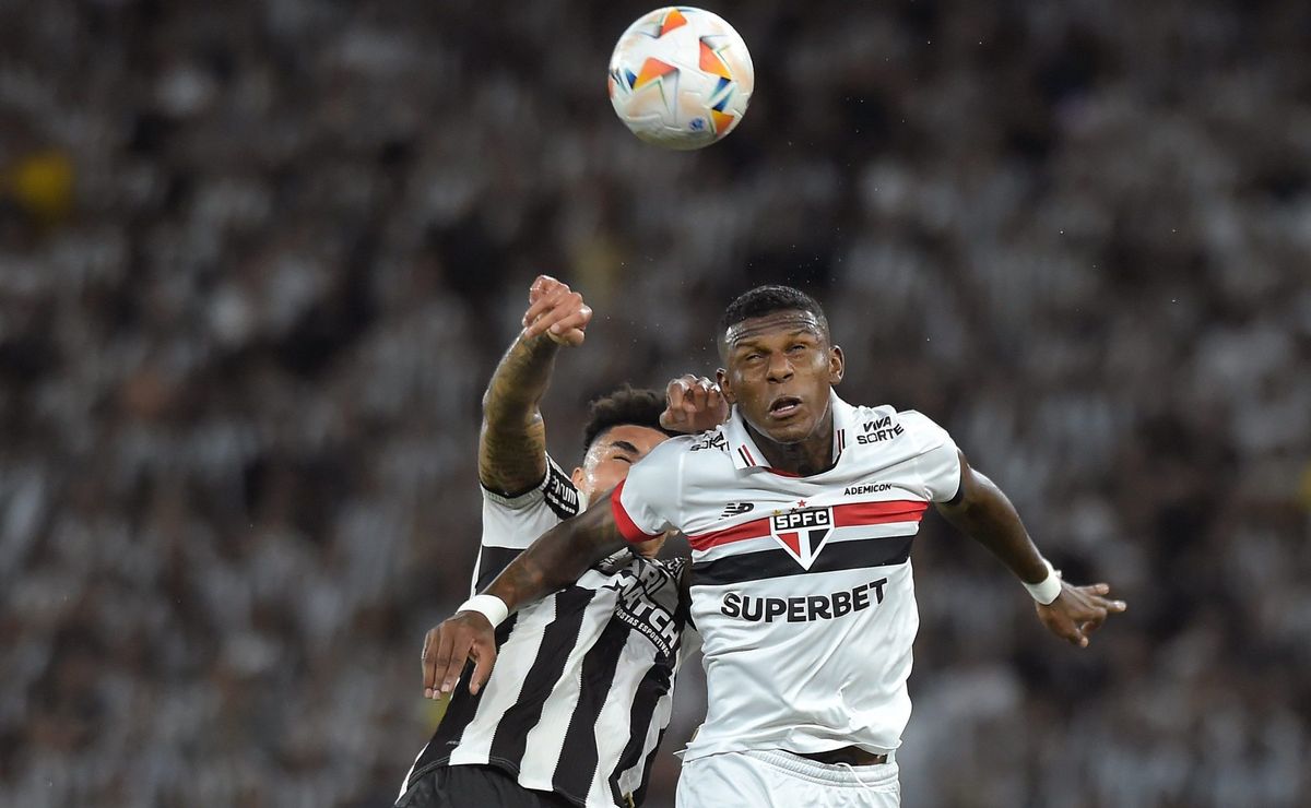 Arboleda chama atenção em Botafogo x São Paulo: 