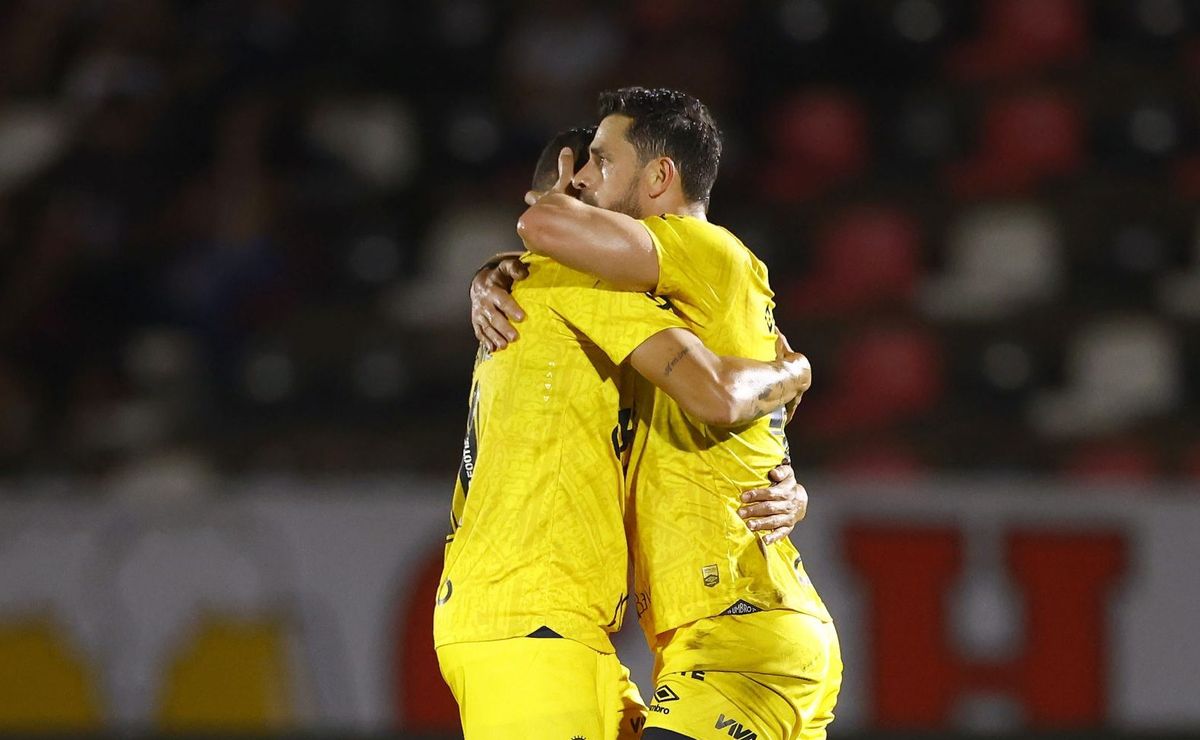 Santos vence Botafogo-SP com gol de Giuliano e cola no líder Novorizontino