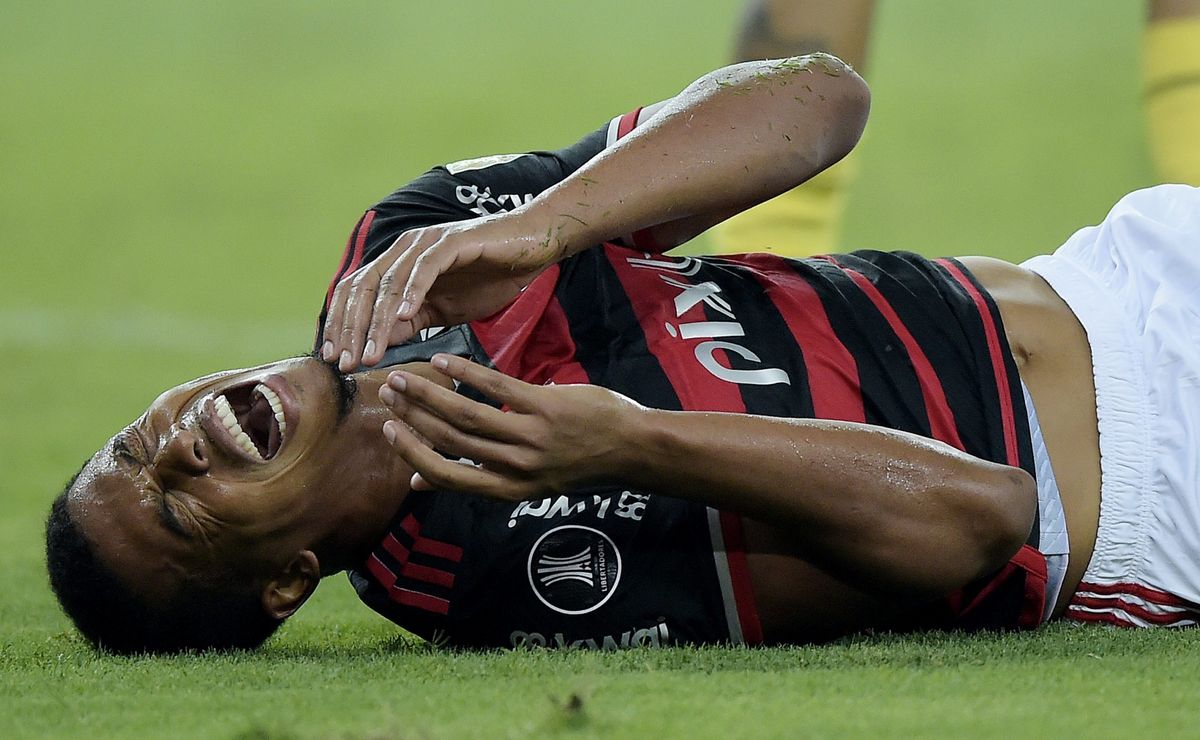 Criticado no Flamengo, Carlinhos atinge maior sequência da carreira