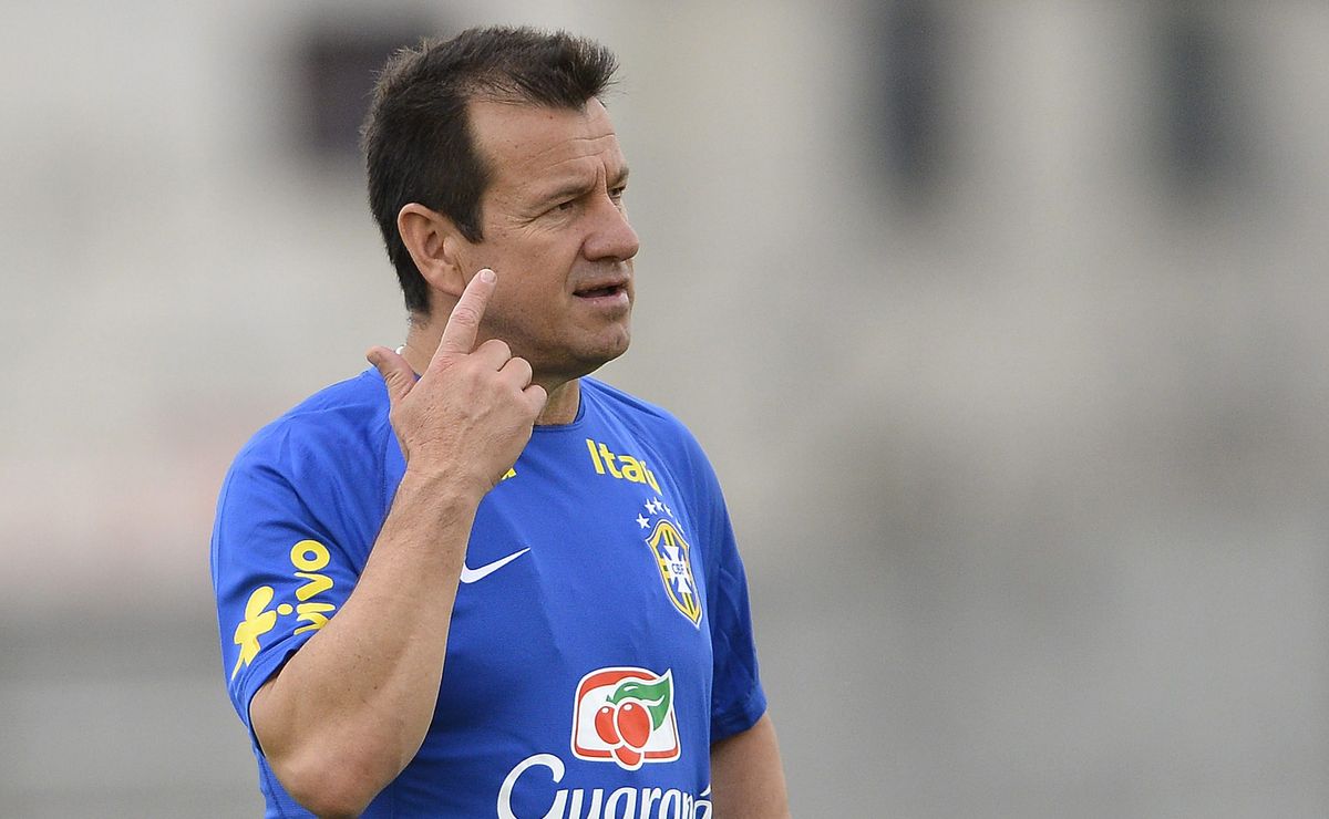 Dunga é decretado como novo técnico do Flamengo pela torcida, Luís Castro e Felipão também estão na mira