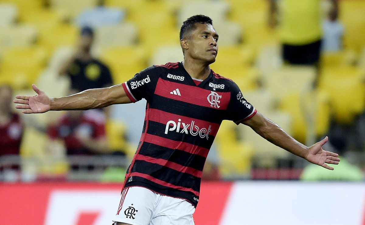 Alex Sandro inaugura "era Filipe Luís" no Flamengo com gol decisivo contra o Corinthians