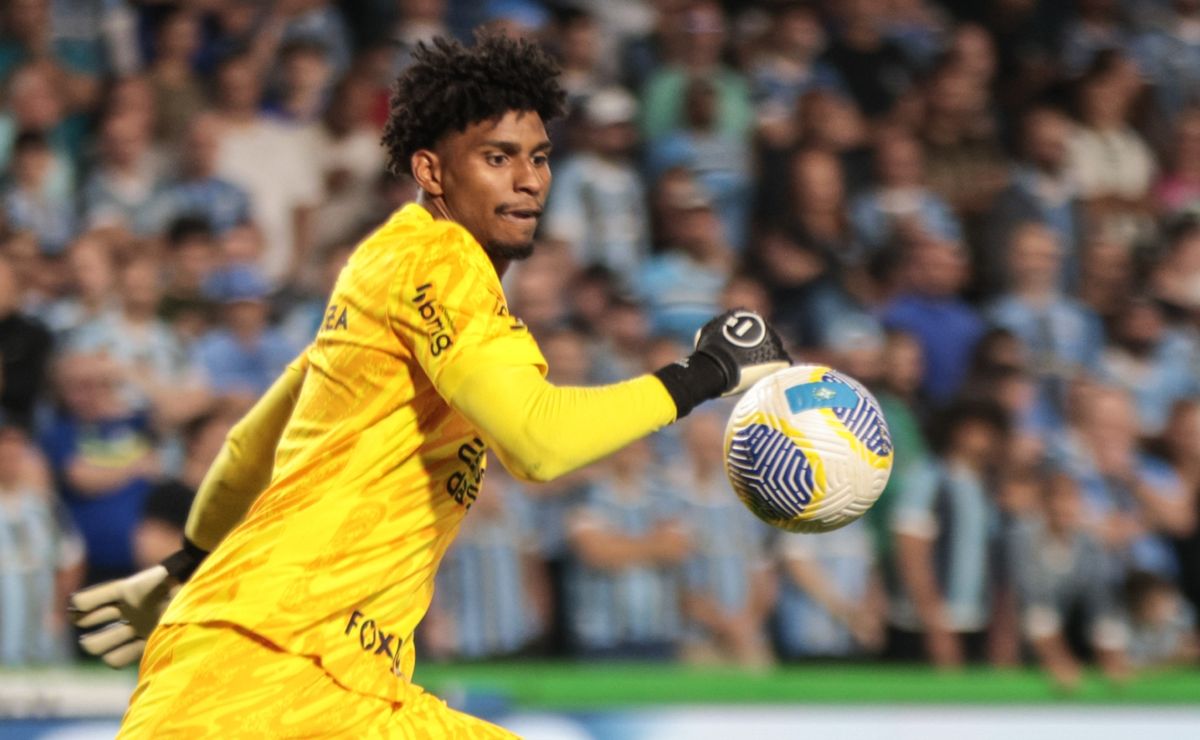 Flamengo encaminha venda de Hugo Souza ao Corinthians em postura determinada.