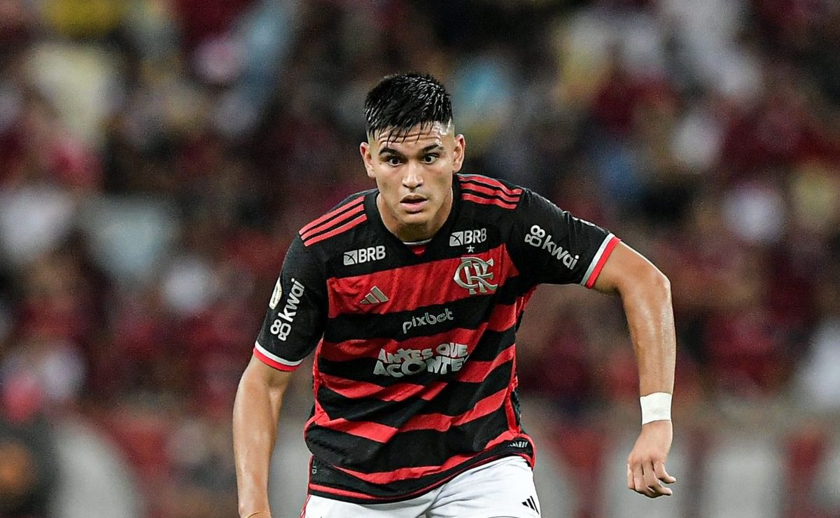 Destaque de Carlos Alcaraz cresce no Flamengo e disputa titularidade com Filipe Luís.