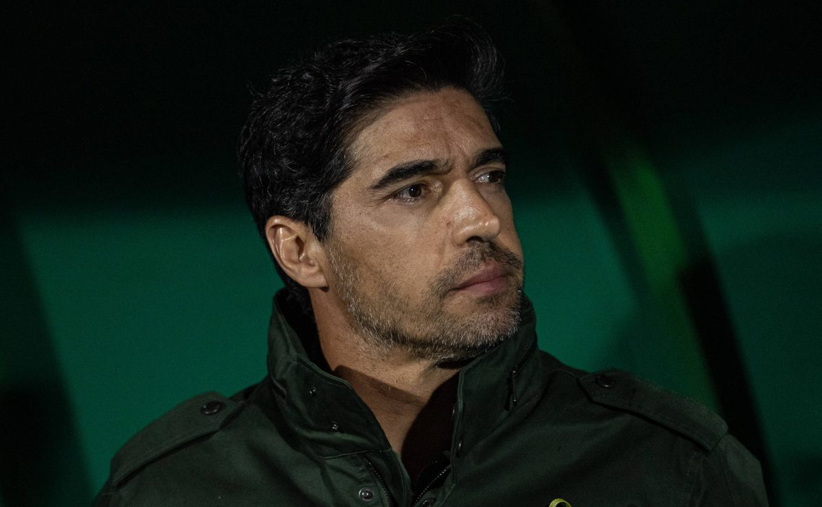 TORCIDA QUER FORA? Abel Ferreira viaja para Portugal e torcida do Palmeiras critica