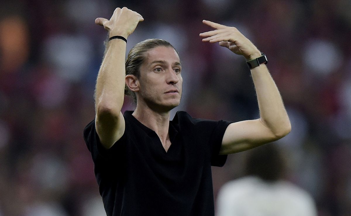 Filipe Luís promove zagueiro da base para clássico em substituição a Léo Pereira.