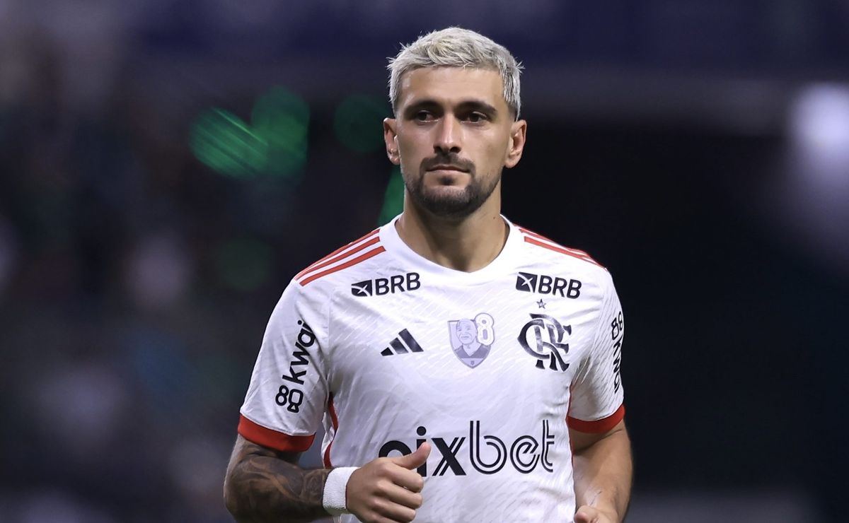Arrascaeta e Plata no banco de reservas na partida contra o Fluminense