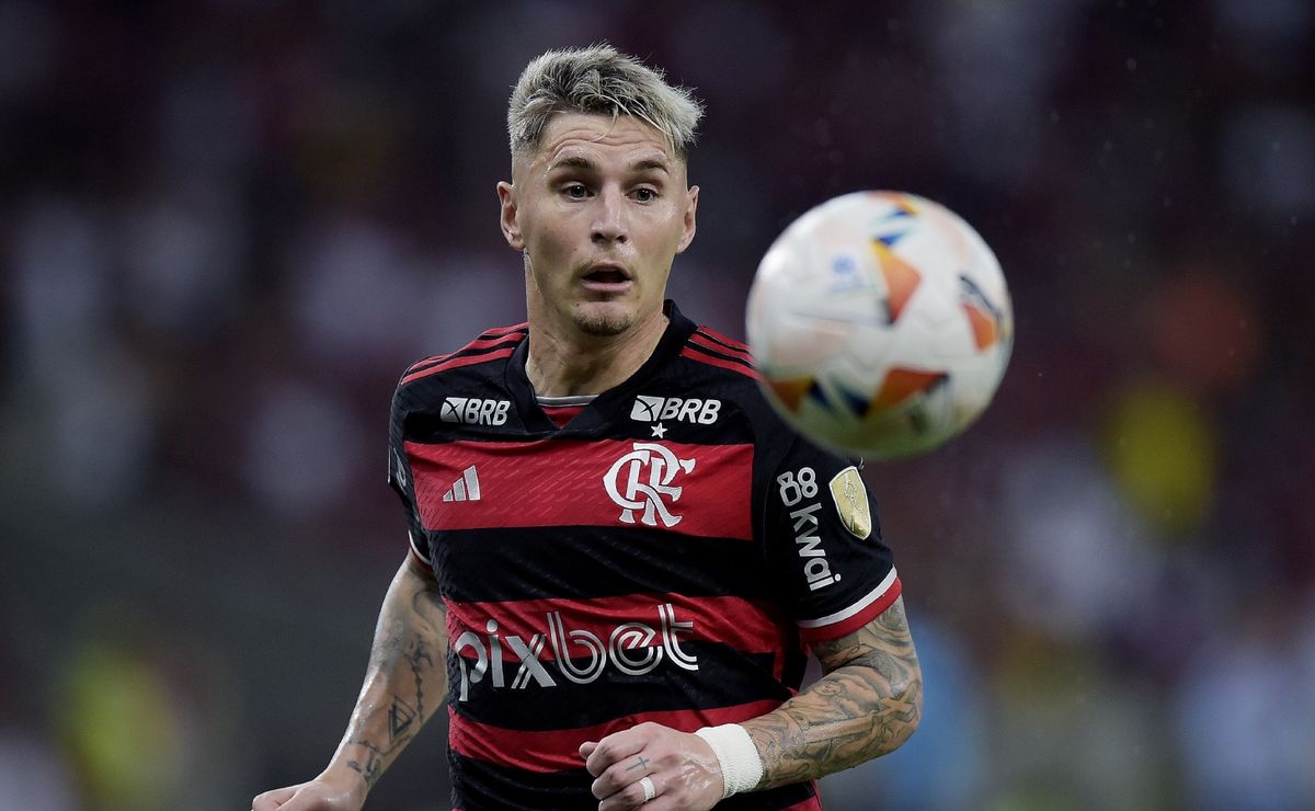 Varela pronto para reforçar Flamengo no clássico contra o Fluminense