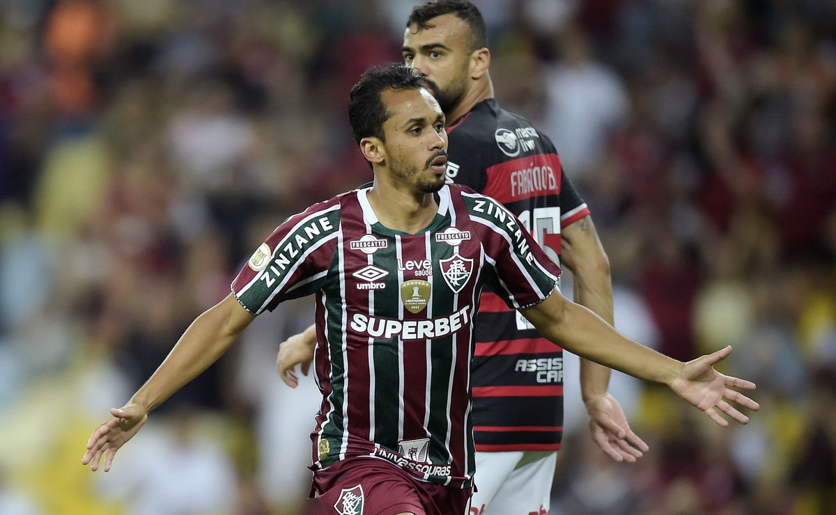 Show de Ganso impulsiona vitória do Fluminense sobre o Flamengo no Brasileirão.