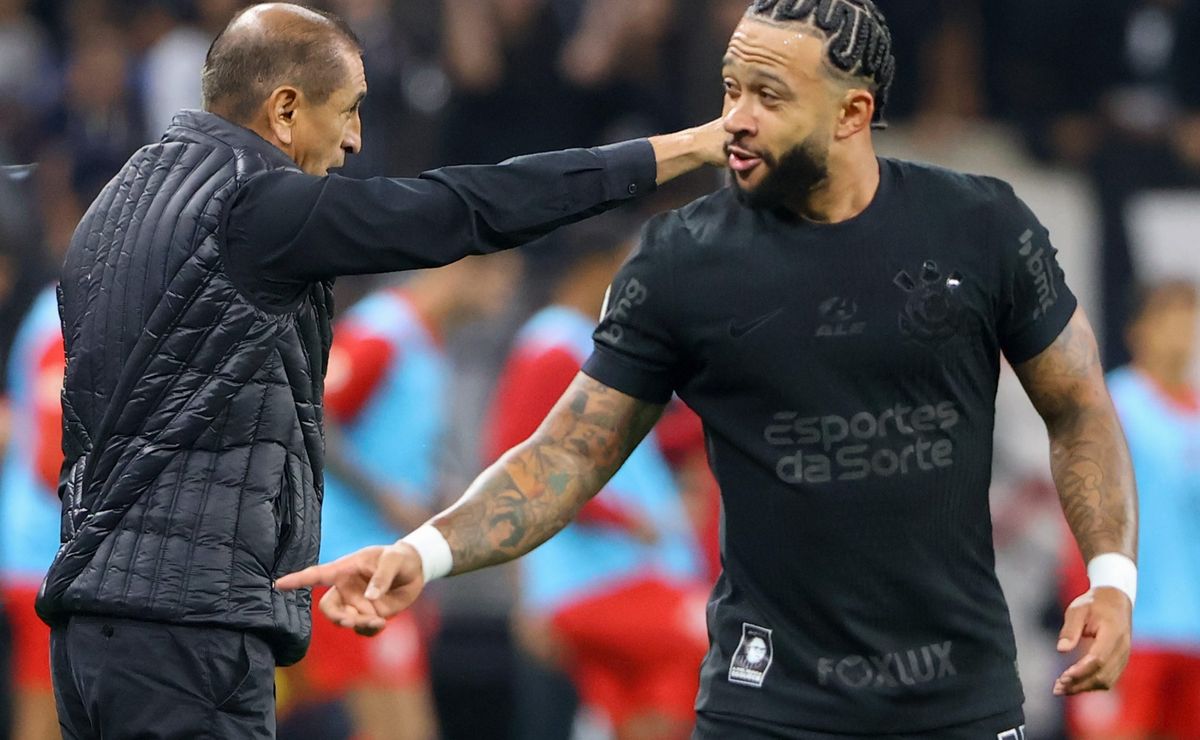 Corinthians goleia Athletico-PR com show de Memphis Depay e sai da zona de rebaixamento