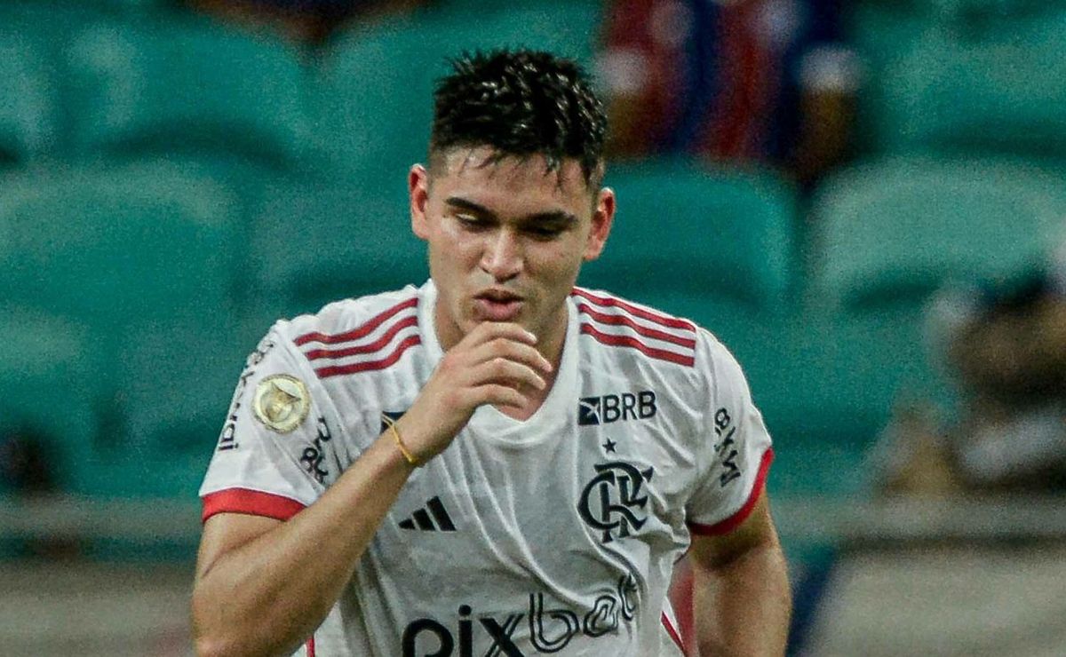 Carlos Alcaraz está fora do Flamengo por mais 3 jogos após punição do STJD