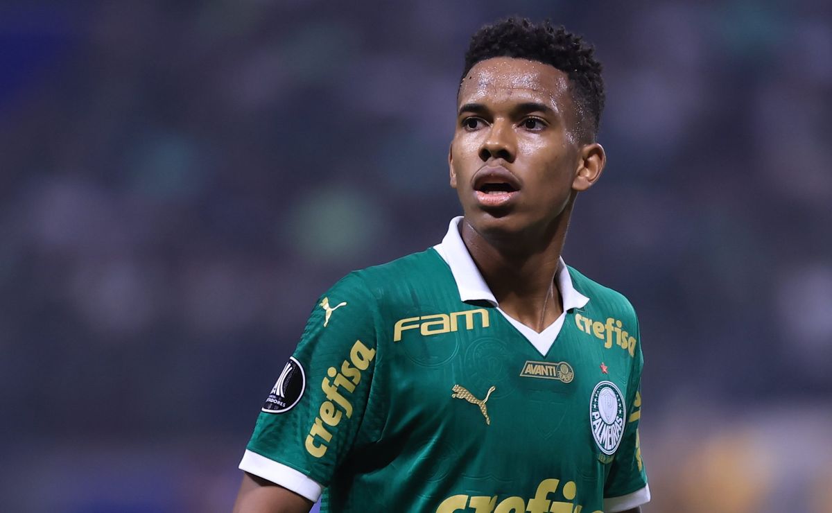Estêvão volta ao time titular em escalação ofensiva de Abel Ferreira no Palmeiras.