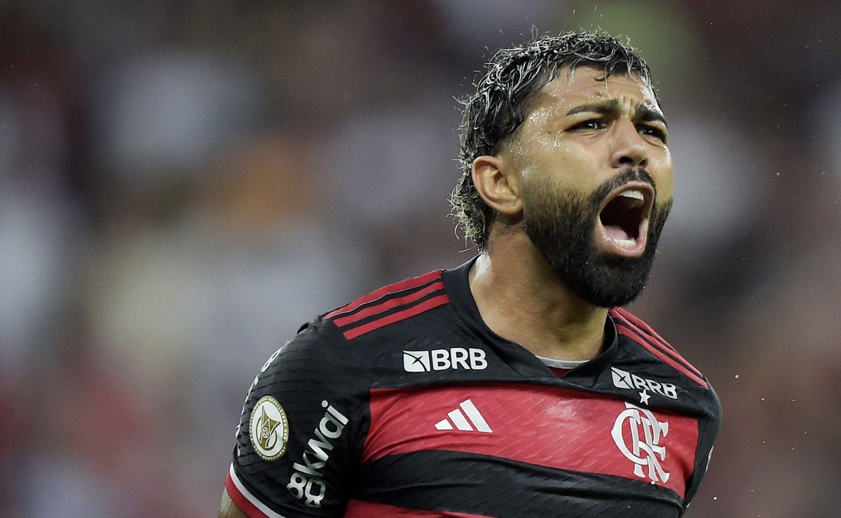 Gabigol é cobrado por torcedores do Flamengo na chegada do time em São Paulo