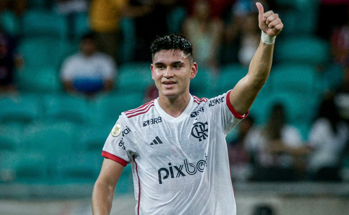 Charly Alcaraz enfrenta dificuldades no clássico e pode perder espaço no Flamengo