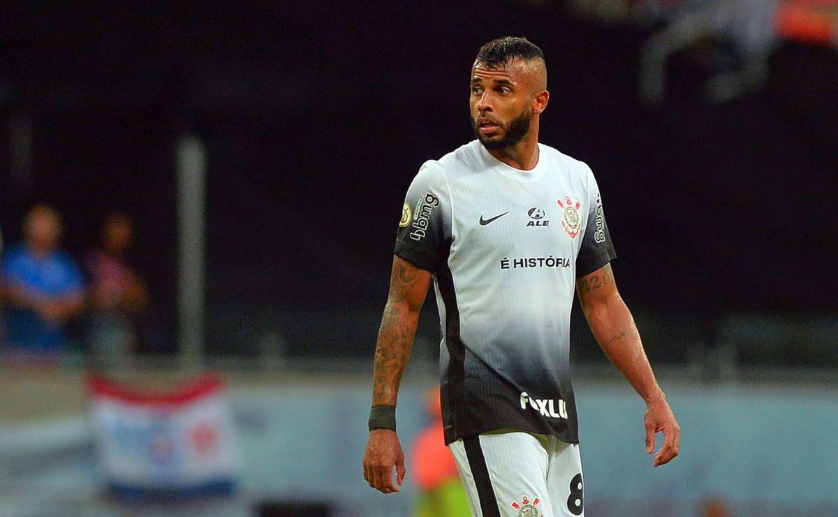 Flamengo Monitora Retorno de Alex Santana no Corinthians.