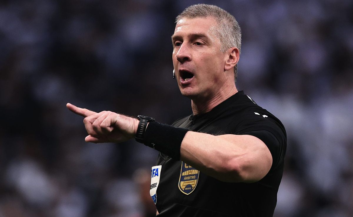 Corinthians questiona atitude do Flamengo ao presentear árbitro com camisa.