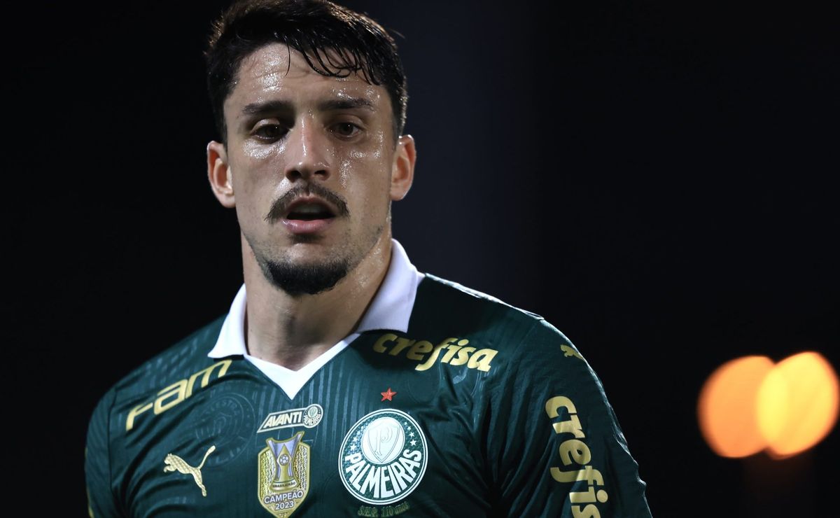 Retorno de Piquerez ao Palmeiras previsto para novembro: lateral reforça equipe.