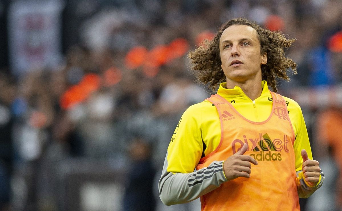 Hugo Souza é consolado por David Luiz após eliminação do Corinthians contra Flamengo