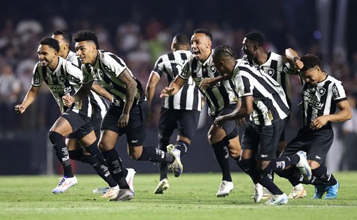 Botafogo e Palmeiras disputam a liderança na Libertadores em jogo decisivo.