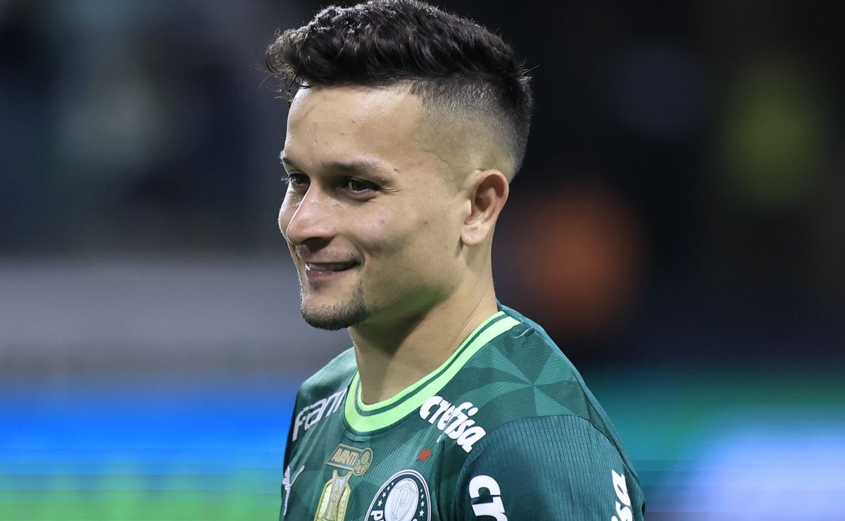 Palmeiras avalia contratação de Artur após oferta ao Flamengo.