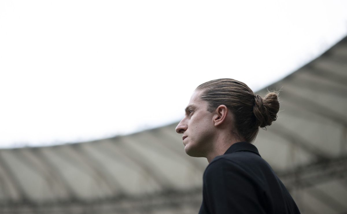 Filipe Luís apoia colega do Flamengo e rebate críticas com profissionalismo