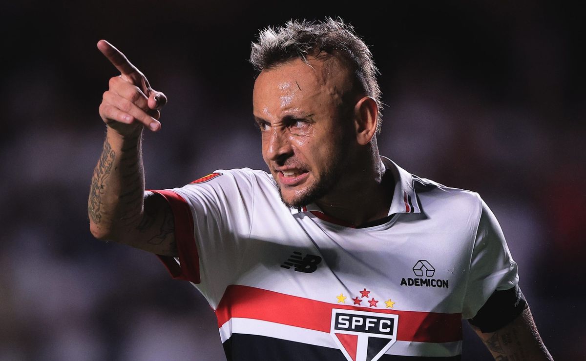 São Paulo e Rafinha negociam renovação de contrato por seis meses ou um ano