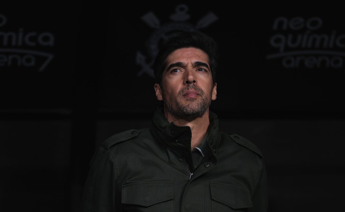 Torcida do Palmeiras pede demissão de Abel Ferreira após derrota para Corinthians.