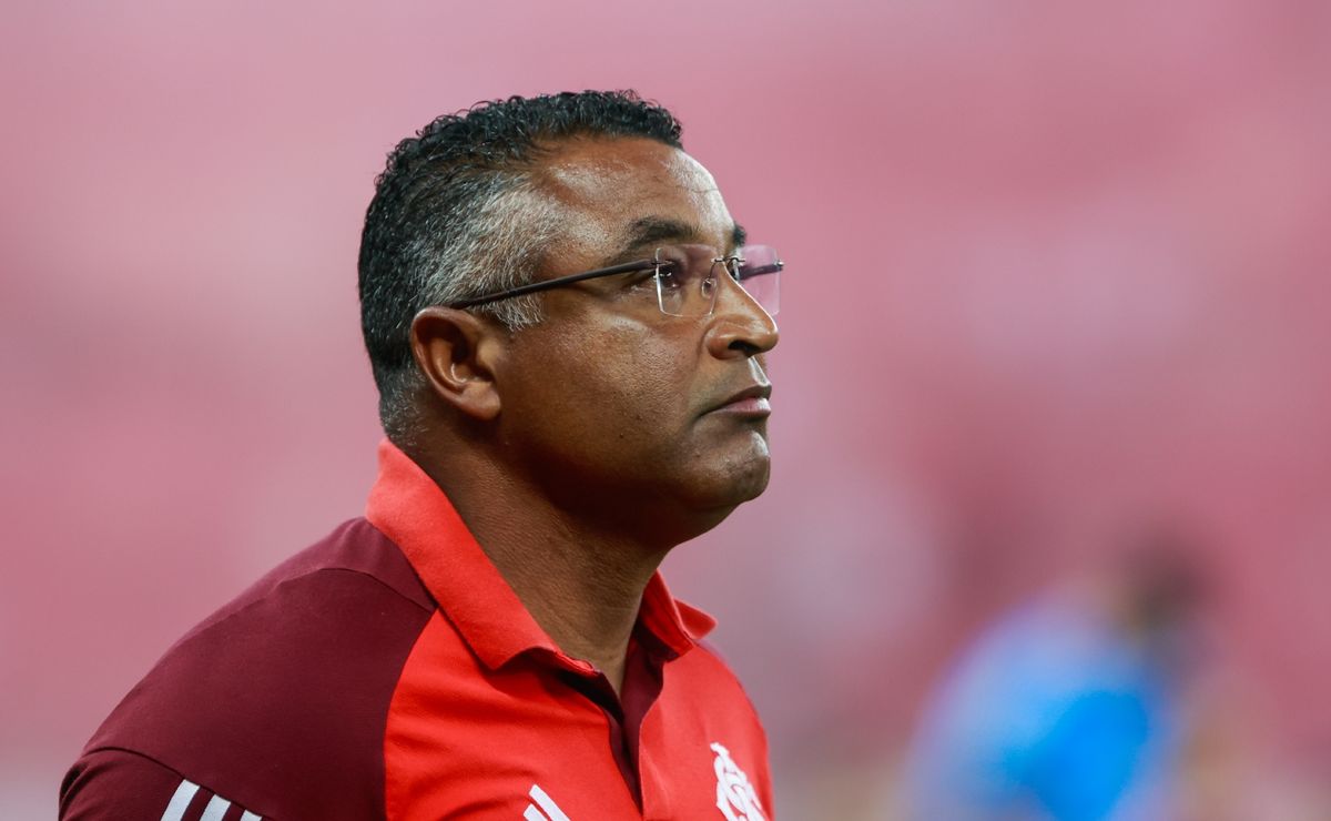 Roger define escalação e barra titular do Internacional ao lado de Vitão.