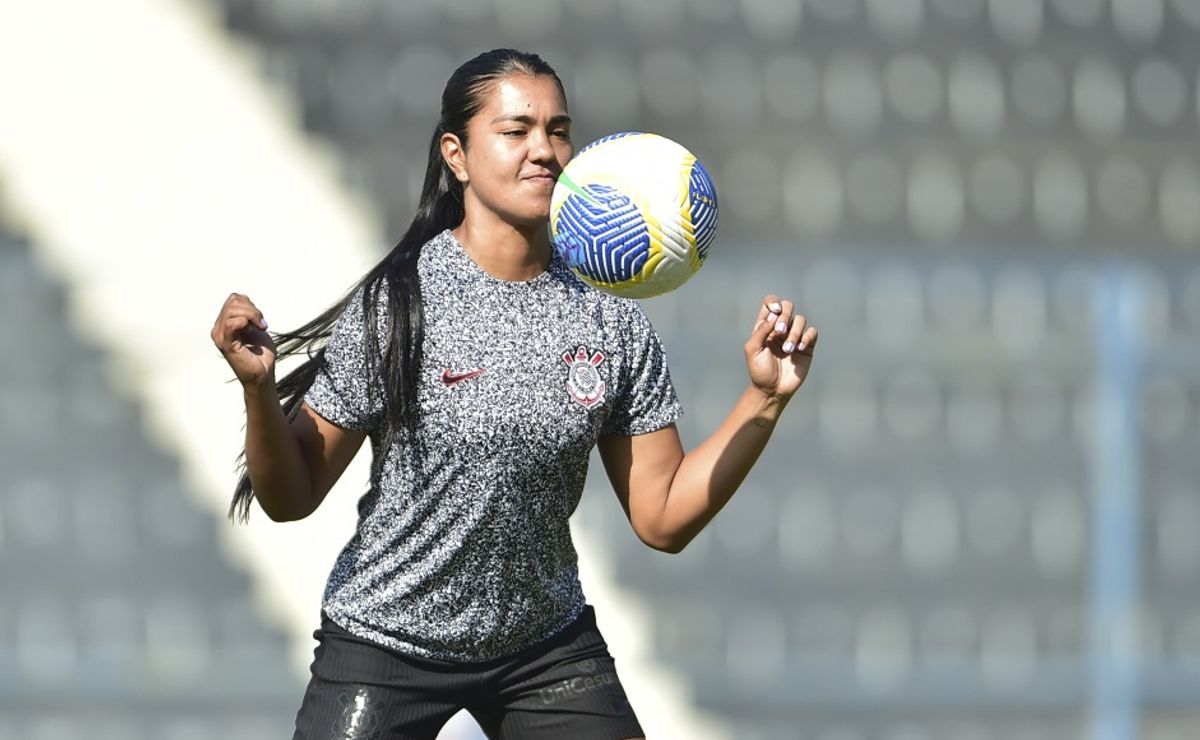 Daniela Arias motiva torcida corintiana após treino intenso do Paulistão