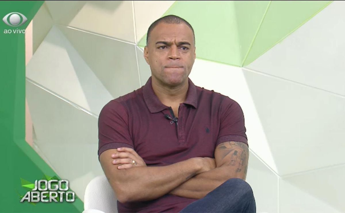 Observações de Denilson sobre Hugo Souza, jogador do Corinthians.