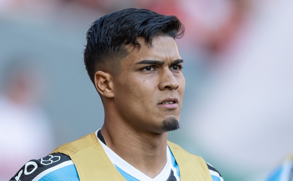 Renato Portaluppi Opta por Escalar Arezo em Jogo Contra Palmeiras no Brasileirão.