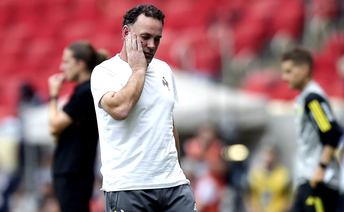 Gabriel Milito tenta superar, mas Flamengo de Filipe Luís se destaca