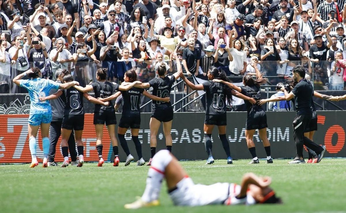 Goleira do Corinthians tranquiliza torcida após choque no Paulistão Feminino.
