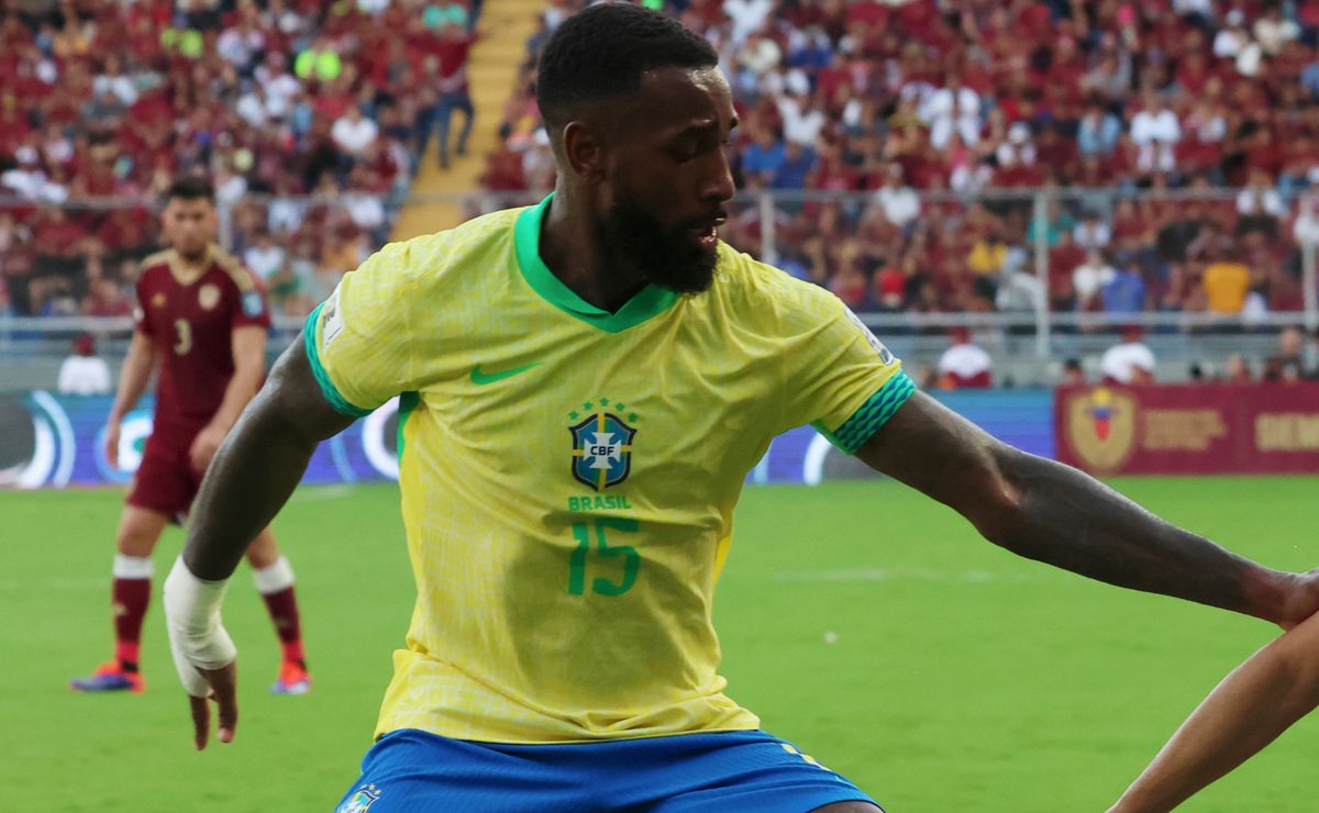 Gerson destaca-se em campo com a Seleção de Dorival Júnior em lance incrível