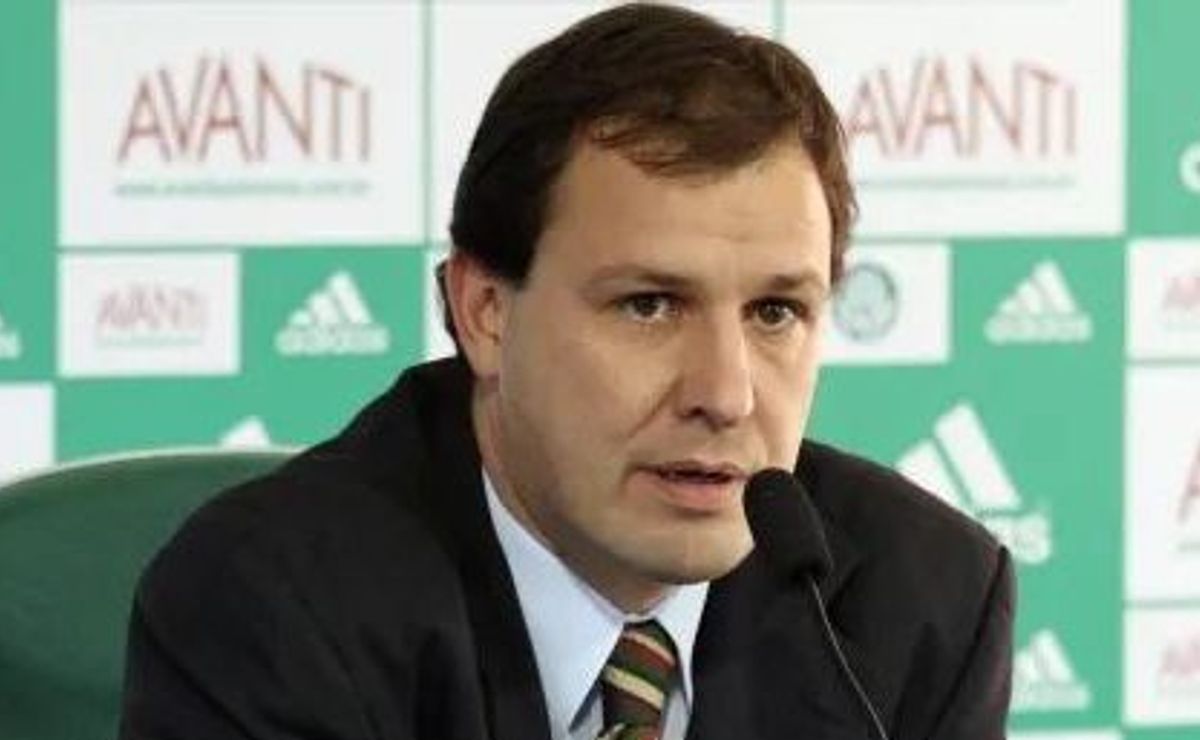 Propostas de Savério para o Palmeiras: reforços, técnico e estratégias para sucesso.