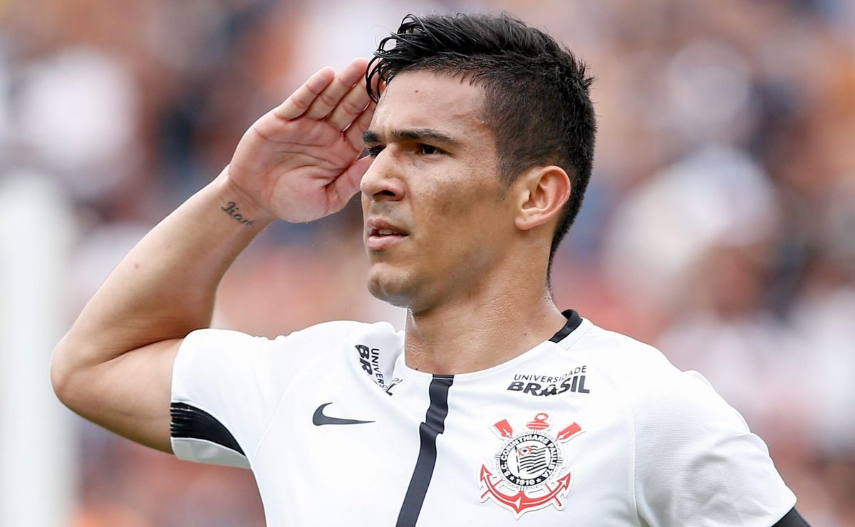 Balbuena é prioridade total em negociação de Flamengo e Corinthians por Hugo Souza