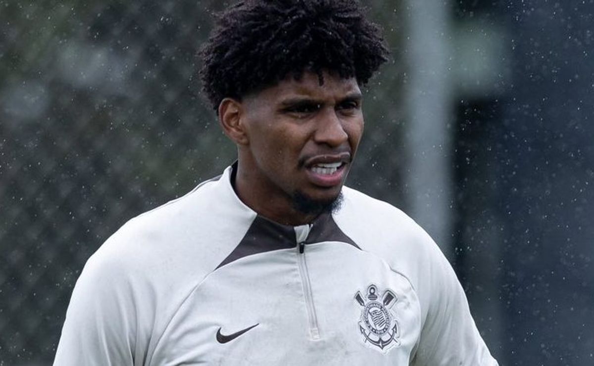Corinthians avalia compra de Hugo Souza após diálogo entre Grupo City e Flamengo.