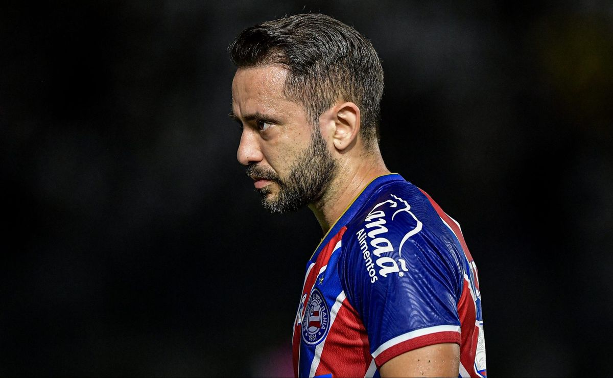 Problema de Everton Ribeiro no Bahia é comunicado à torcida do Flamengo.