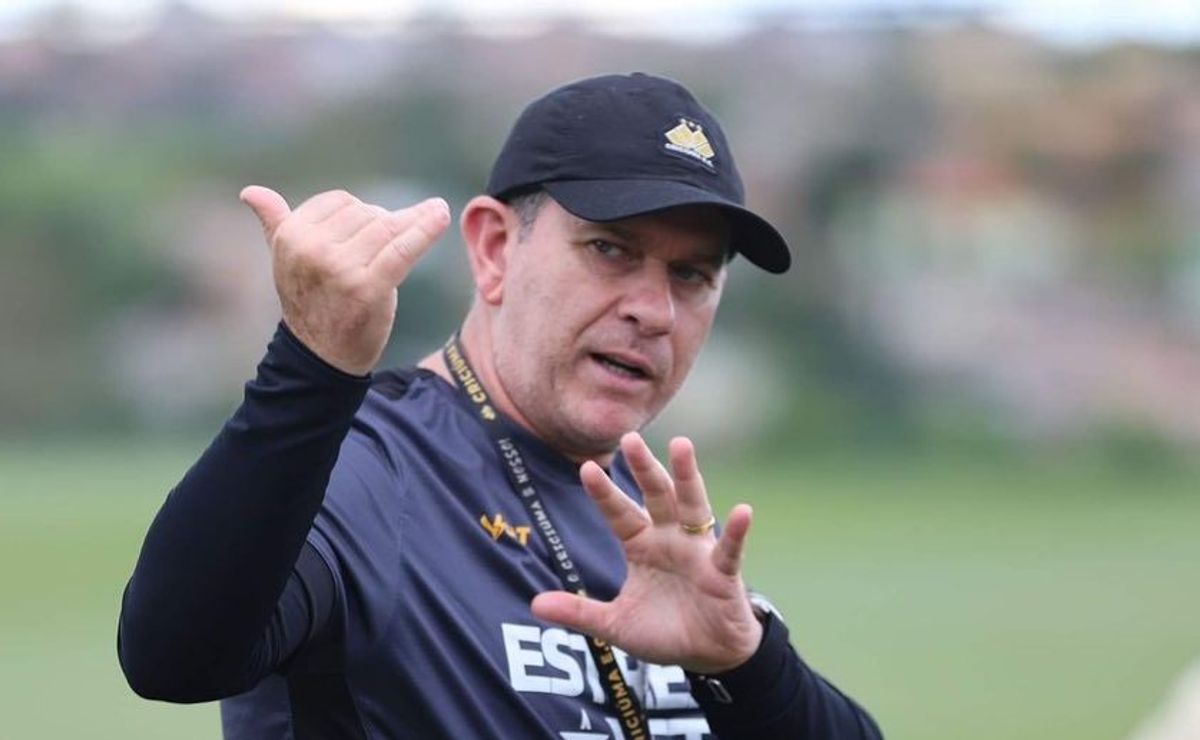 Tencati surpreende na escalação para duelo com Corinthians no Brasileirão.