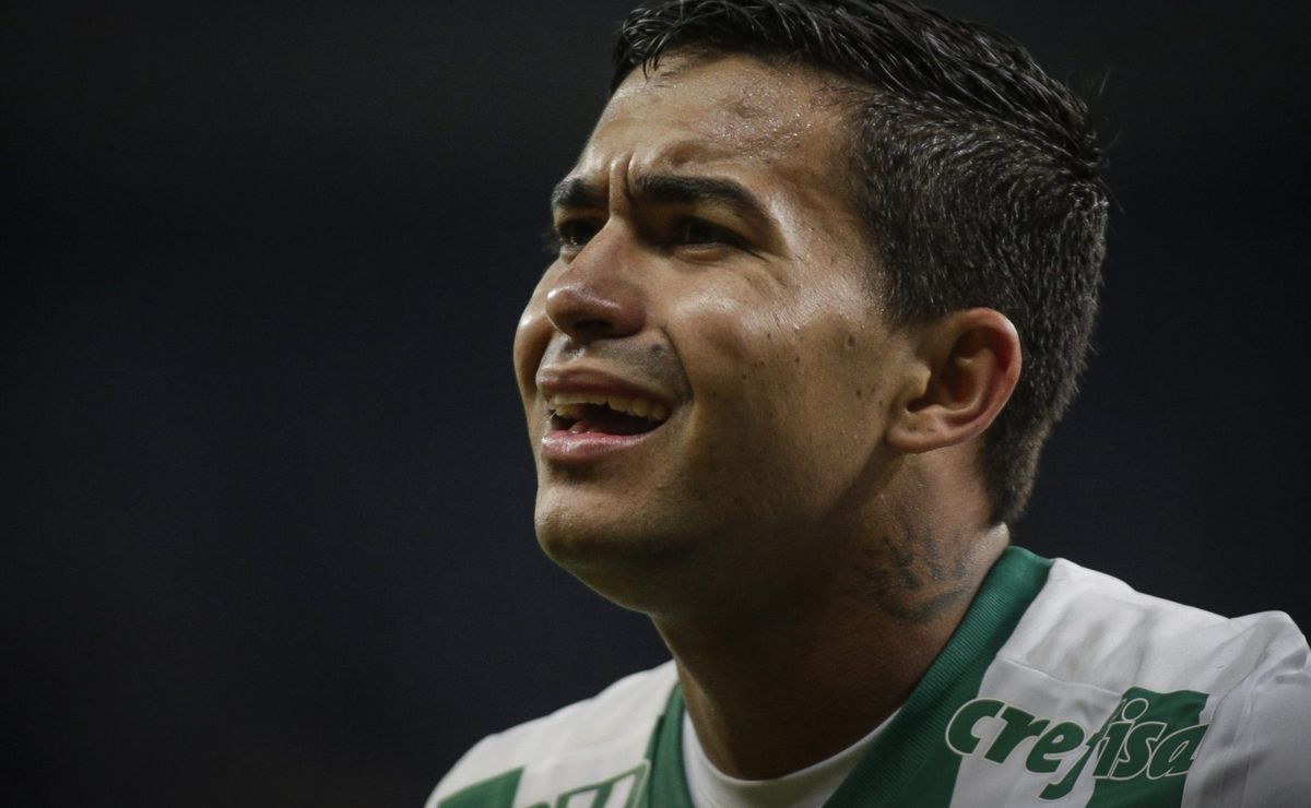 Dudu concretiza saída do Palmeiras ao lado de Leila Pereira.